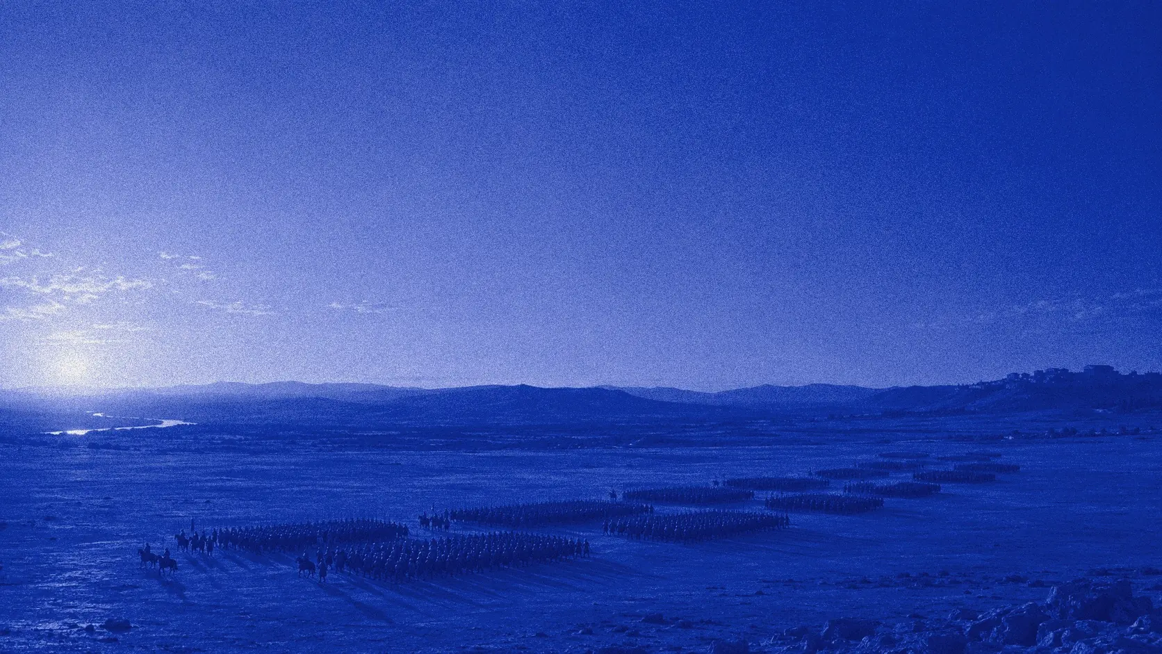 Una legión en formación sobre una llanura, en duotono azul